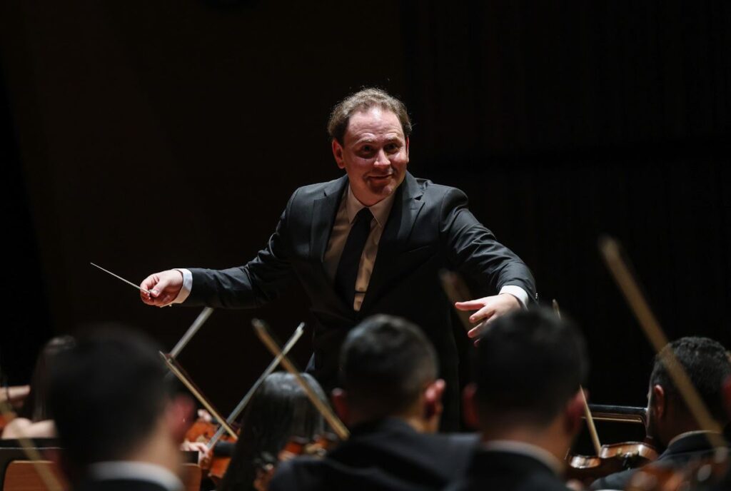 Orquestra Sinfônica do Paraná recebe maestro venezuelano Christian Vásquez no Guairão